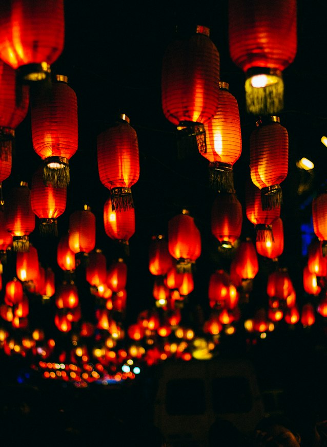 Calle con faroles de papel iluminados por la noche (hero móvil)