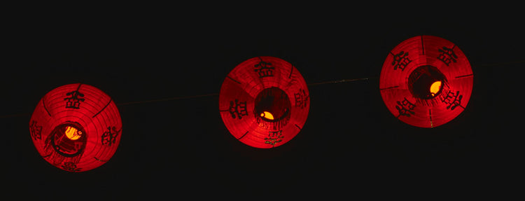 Faroles rojos de papel colgando por la noche (nosotros escritorio)