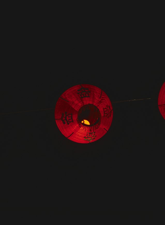 Faroles rojos de papel colgando por la noche (nosotros móvil)